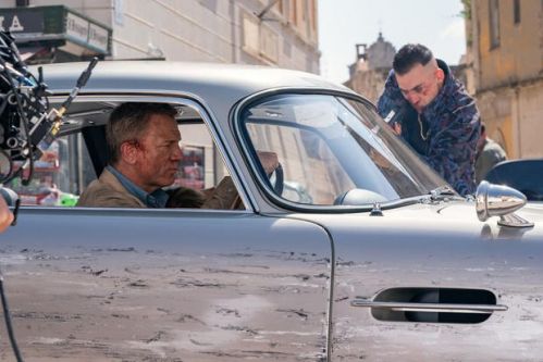 《007：无暇赴死》曝幕后照，邦德驾驶爱车遭遇伏击