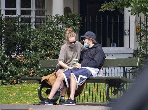 罗伯特·帕丁森感染新冠后首现身，与女友街头热吻