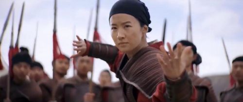 新版《花木兰》正片曝光，刘亦菲踢长枪与男兵对打