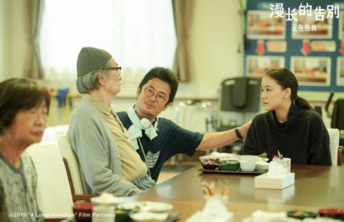 《漫长的告别》曝新海报，苍井优上演暖心亲情故事