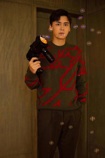 秋日限定男友！李易峰泡泡机大片发布浪漫又梦幻