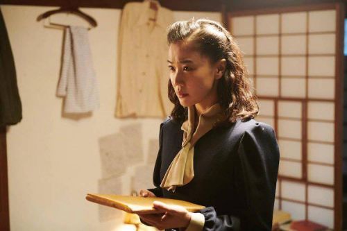 《间谍之妻》曝新剧照 高桥一生苍井优深情对望