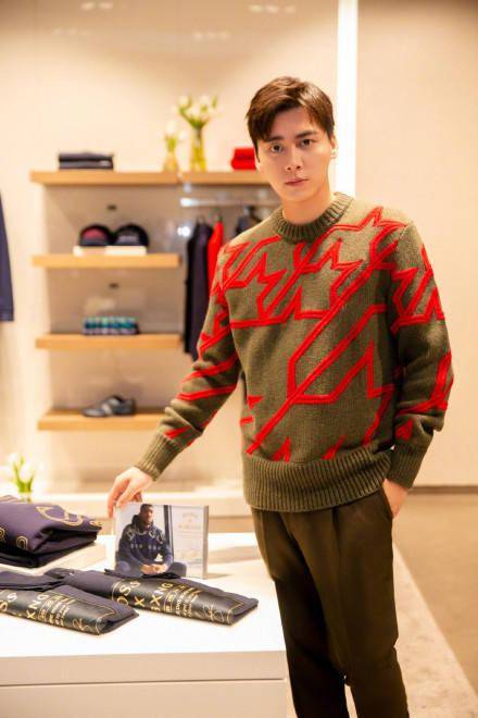 秋日限定男友！李易峰泡泡机大片发布浪漫又梦幻