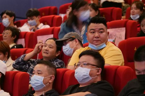 广东省电影家协会百余专家观看《我的体育老师》，影片催泪获大赞