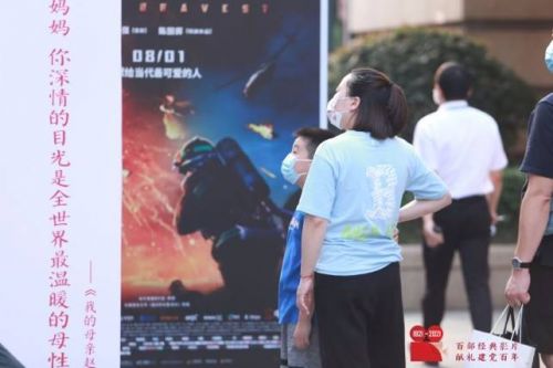 用好经典影像致敬武汉人民 打卡楚河汉街百幅电影海报
