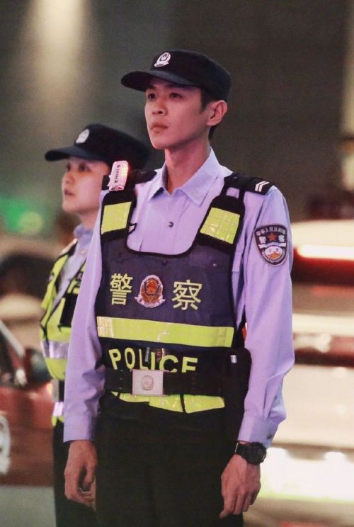 电视剧《警察荣誉》路透照公开 张若昀身穿警服表情严肃
