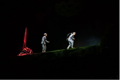 飙泪短视频走红网络，《再回延安》导演：我们都被感动着