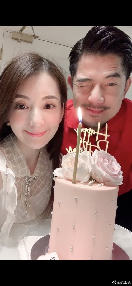 郭富城深夜晒合影为方媛庆生：老婆，永远爱你