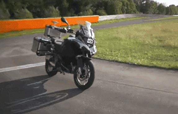 宝马推无人驾驶摩托车：安全性能大幅提高 会自己行走的摩托车长什么样？