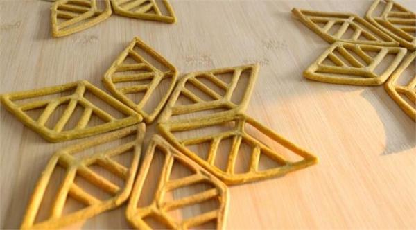 美好设计丨残羹剩肴只能扔？设计师借助3D打印将其制成几何形饼干