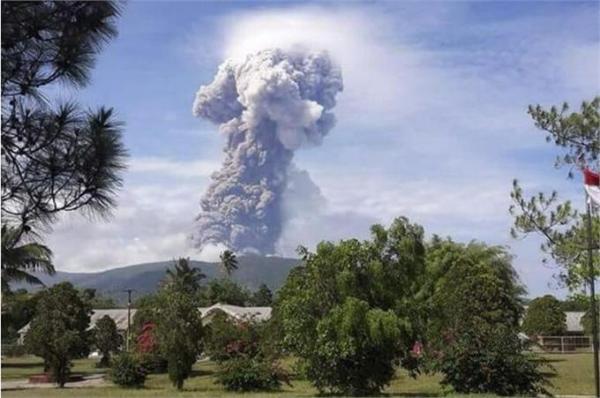 印尼火山爆发！火山灰喷射4000米高 “接棒”地震海啸重挫旅游业