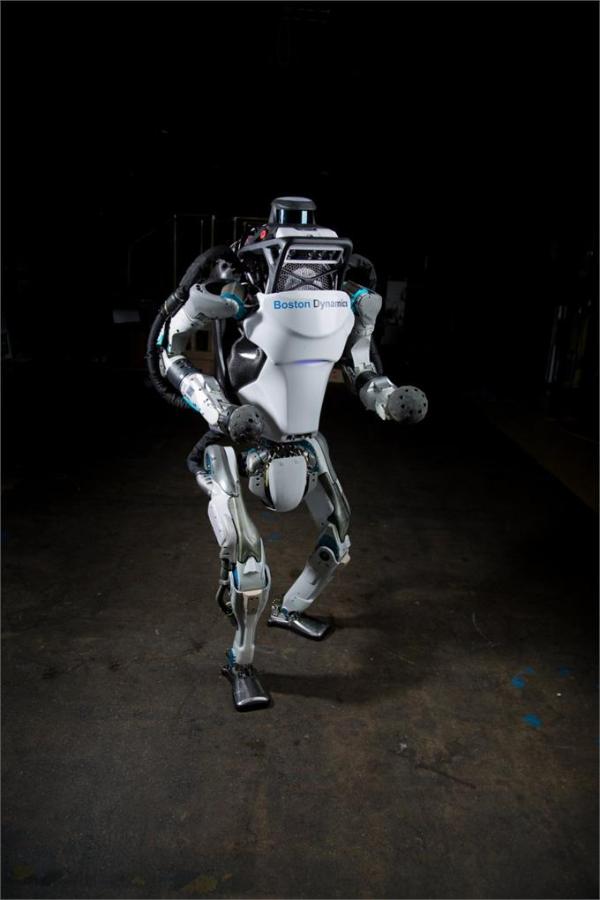 黑科技！波士顿动力造出逆天新机器人 但我们是该高兴还是像谷歌一样担忧？