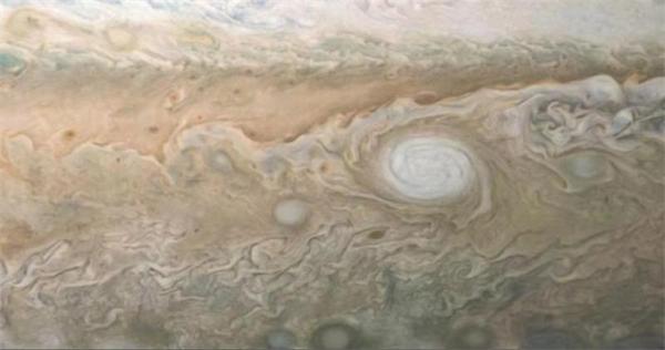 宇宙深空中的眼睛：朱诺号捕捉到木星大气的奇妙图案