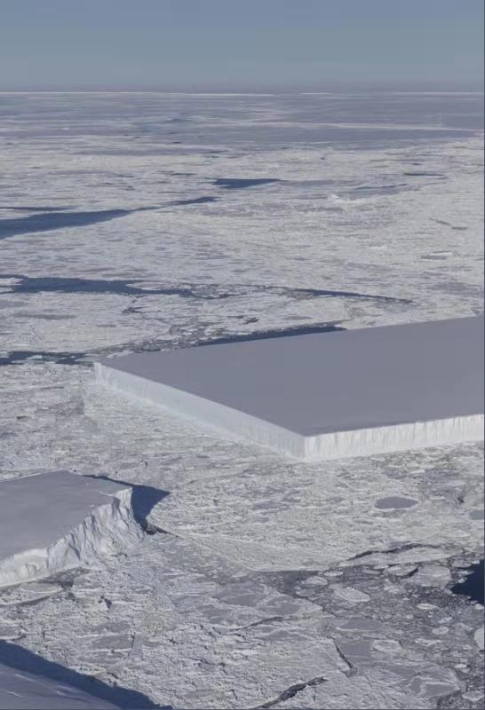 南极惊现奇怪的长方形冰山 NASA：从冰架自然脱落导致