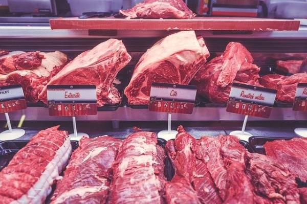 中国人吃肉毁坏环境？西方人自己正在消耗4个地球那么多的资源 