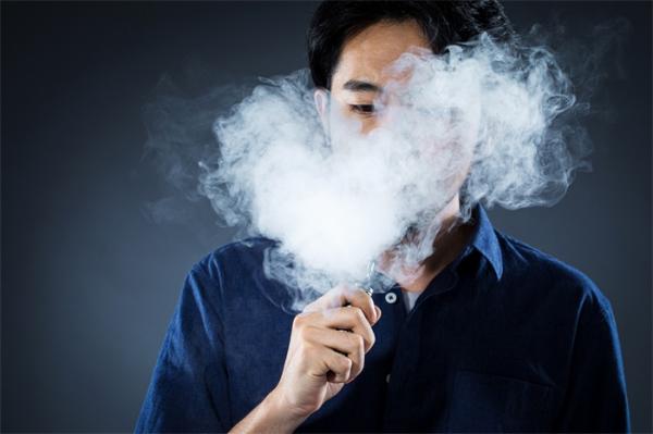 对比研究显示：吸电子烟类产品，对肺部细胞的伤害完全不亚于香烟