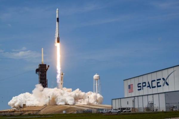 SpaceX又成功送宇航员上太空，马斯克坦言：发射前一晚紧张到睡不着