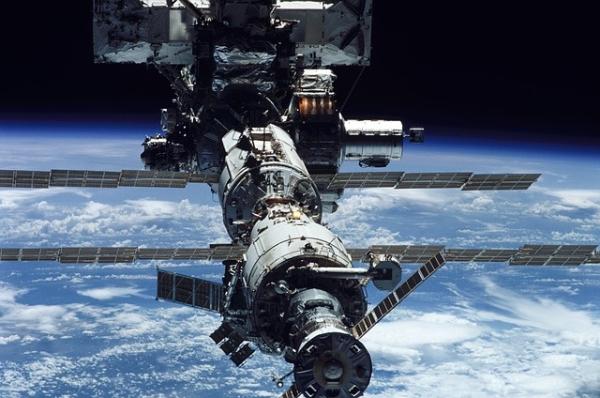 惊险！国际空间站上的机械臂被太空碎片砸出一个洞，性能竟未受影响
