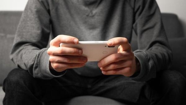 聚会时都在玩手机，这其实是人类进化出的优势？