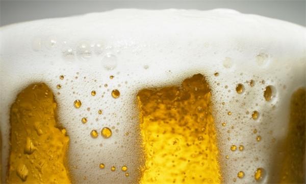 教你一个酒桌吹牛的小知识：一杯啤酒能产生多少气泡？