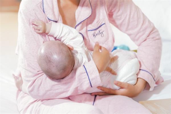 婴儿出生后第一次接触到有害物质，居然是来自于母乳