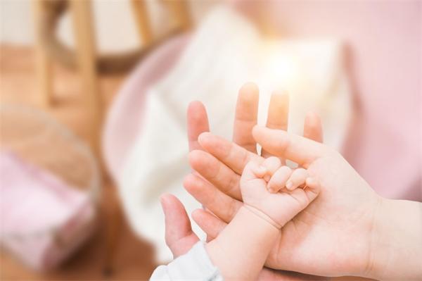 神奇效应！早产婴儿出生后与亲人肌肤亲密接触，竟能大大降低死亡风险
