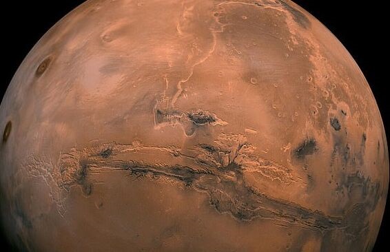 火星南极下发现了数十个冰冻的湖泊！NASA：火星上的水可能比之前认为的要多