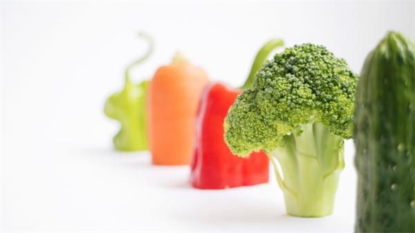 研究显示：把儿童盘子里的蔬菜量增加一倍，他们会多吃68%的蔬菜