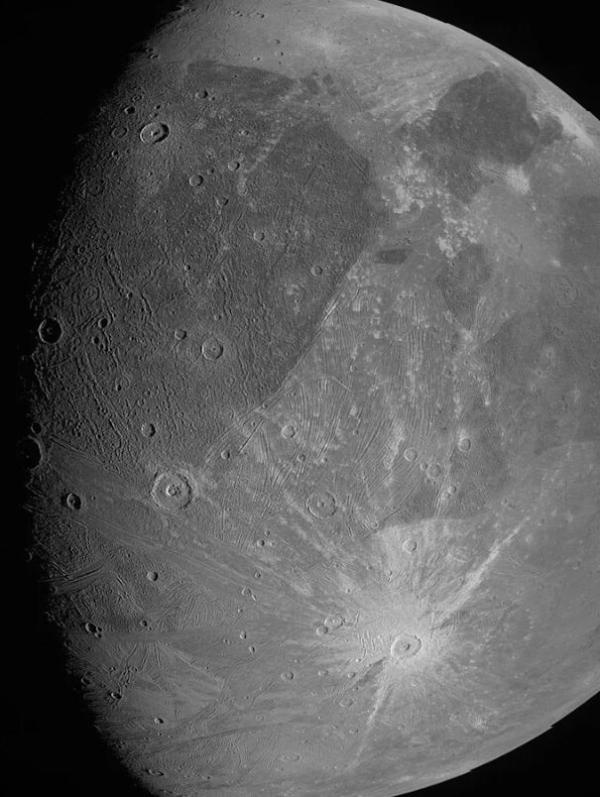 NASA“朱诺号”探测器首次拍到最大卫星木卫三照片：灰扑扑、坑多似月亮