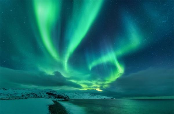首次实验证实：北极光由强大的电磁波导致，电子高速“冲浪”如梦如幻