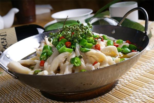 最高学历“摊主”！34岁研究生菜市场摆摊卖鸡爪，毕业后两度创业失败