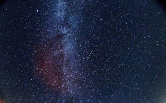 大饱眼福！英仙座流星雨将成8月夜空奇观 每小时或能看到40多颗流星 