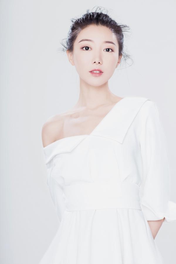 演员马赛优雅写真曝光 秀香肩锁骨尽显知性美