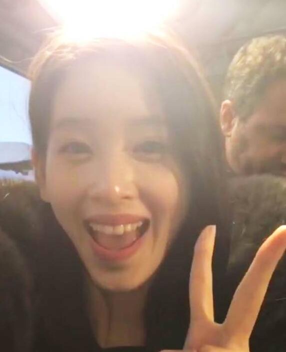 章泽天紧挽刘强东甜蜜合影&nbsp;小鸟依人撒狗粮