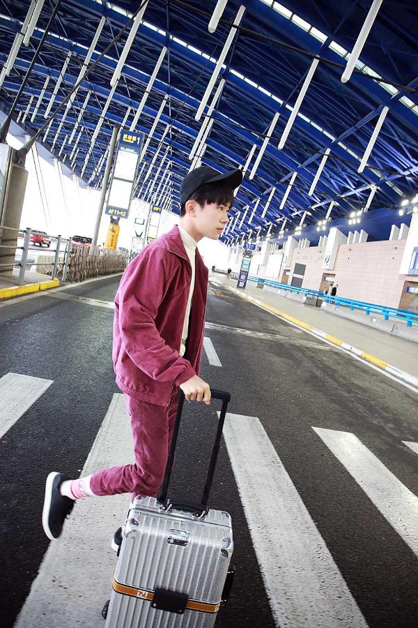 易烊千玺抵达纽约 格莱美之行大幕初启