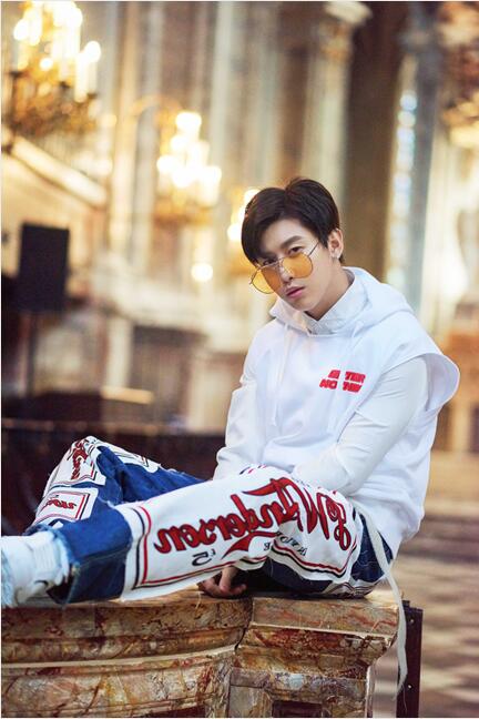 UNIQ周艺轩出席巴黎时装周 阳光下尽展街头潮酷时尚