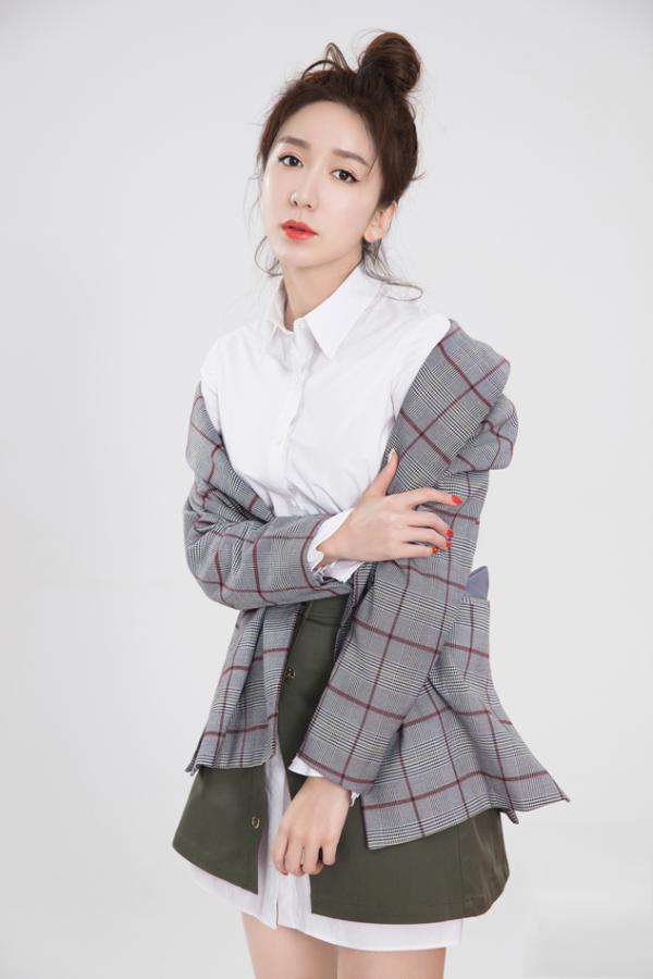 娄艺潇封面大片展多面魅力 “美人与猫”超养眼