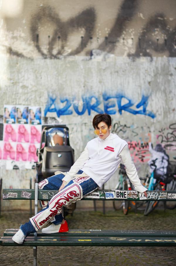 UNIQ周艺轩出席巴黎时装周 阳光下尽展街头潮酷时尚