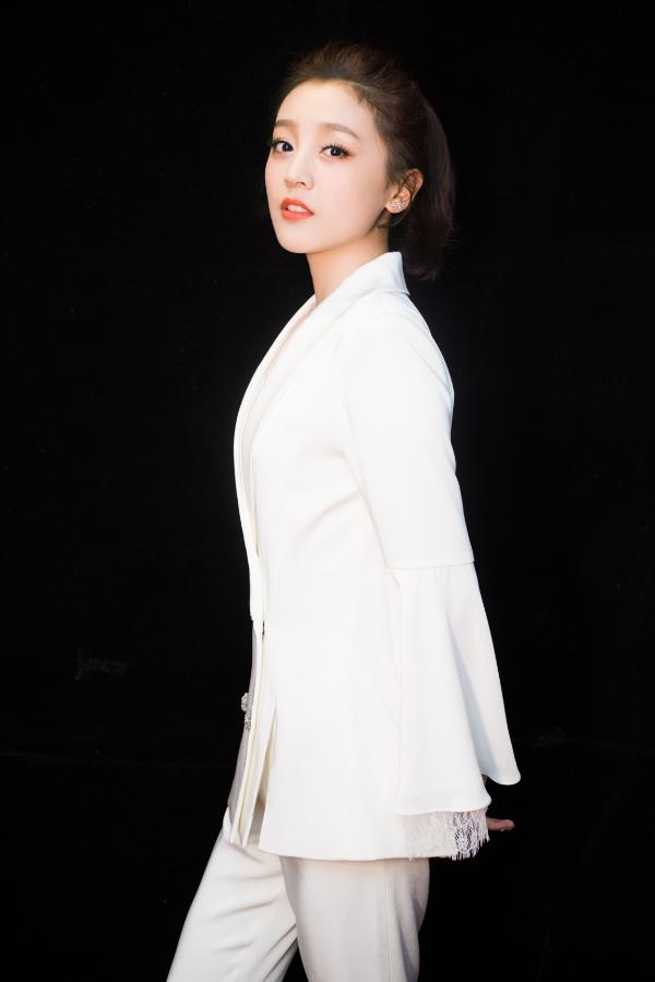 何花写真曝光 诠释娇俏干练双重风格