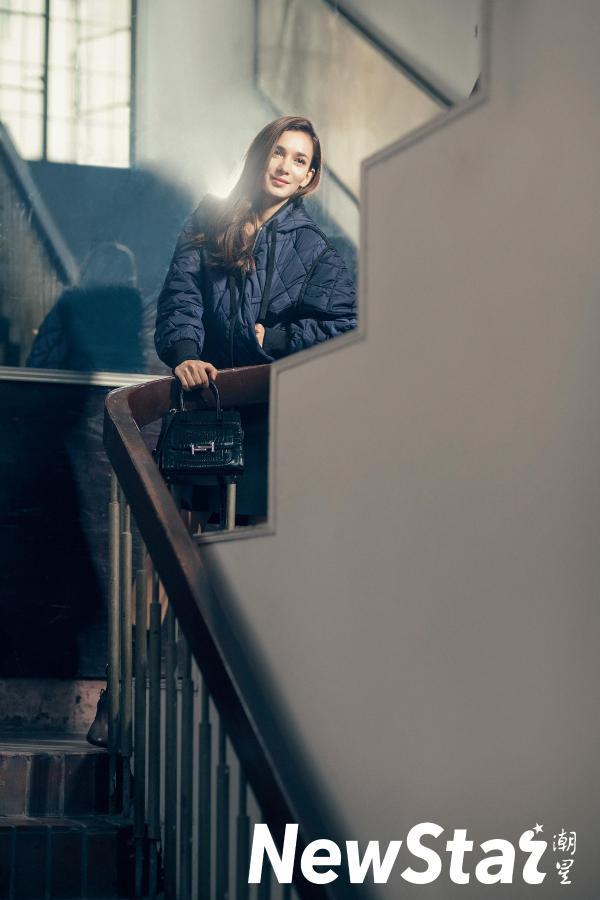 卢靖姗新年时尚杂志首封&nbsp;多样风格玩转fashion