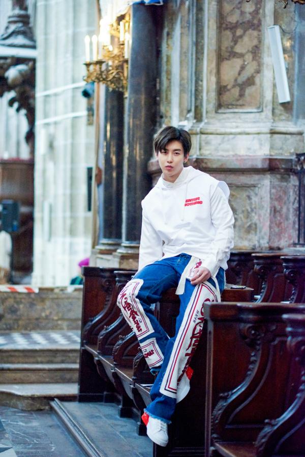 UNIQ周艺轩出席巴黎时装周 阳光下尽展街头潮酷时尚