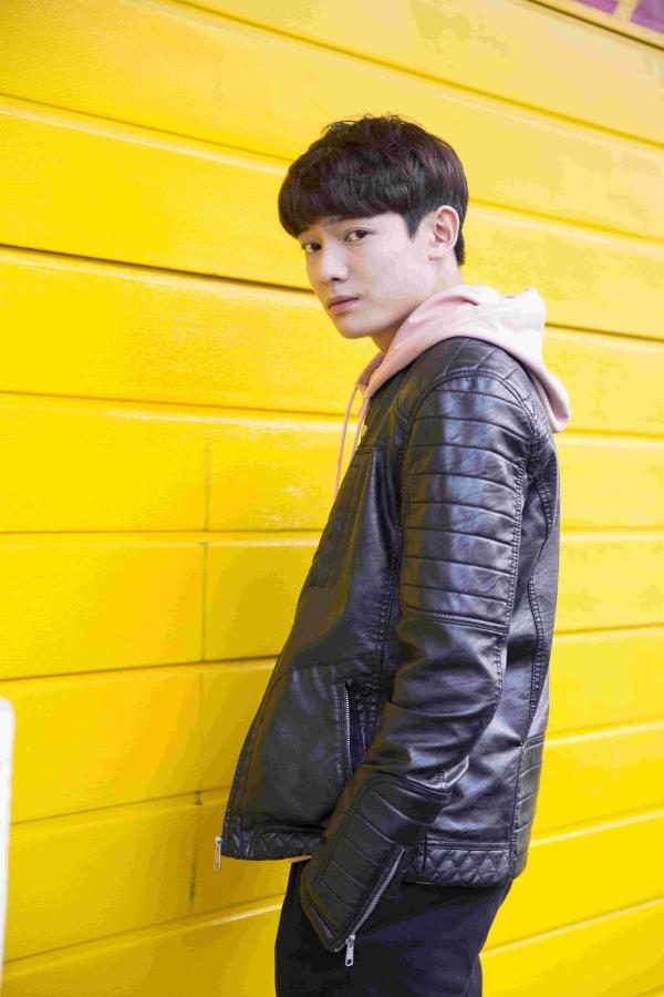 李逸男街拍写真潮力十足&nbsp;玩转混搭尽显时髦本色