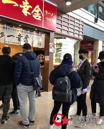 网友吃饭偶遇杨洋&nbsp;身穿黑色皮衣戴口罩全程低调！