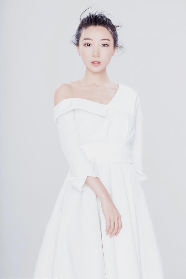 演员马赛优雅写真曝光 秀香肩锁骨尽显知性美