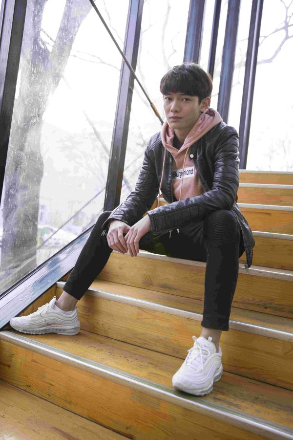 李逸男街拍写真潮力十足&nbsp;玩转混搭尽显时髦本色