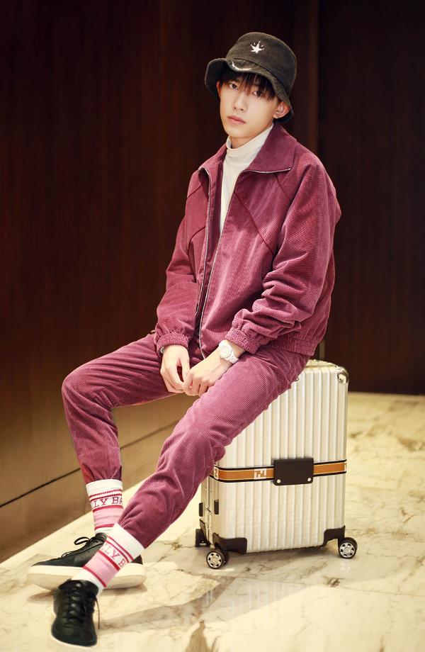 易烊千玺抵达纽约 格莱美之行大幕初启