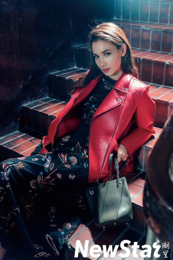 卢靖姗新年时尚杂志首封&nbsp;多样风格玩转fashion