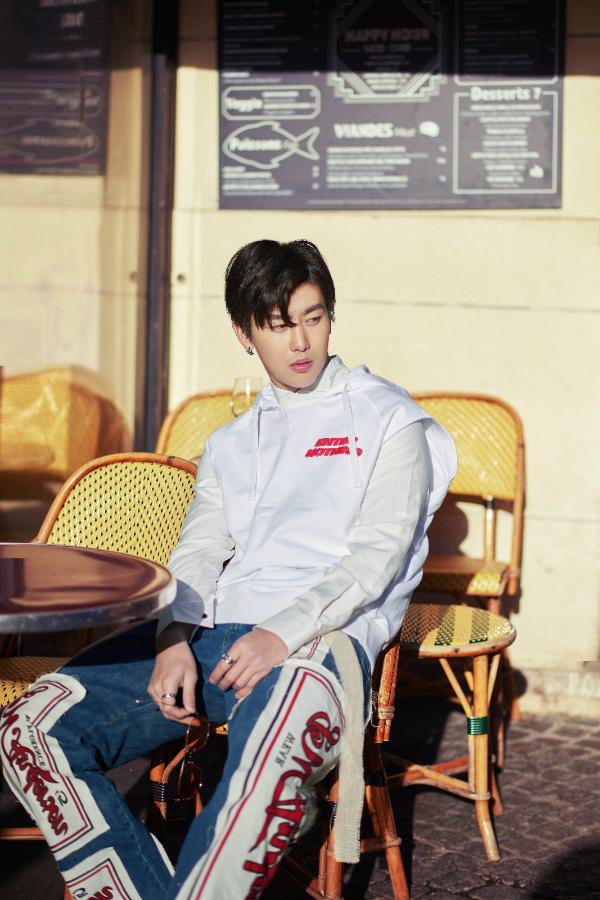 UNIQ周艺轩出席巴黎时装周 阳光下尽展街头潮酷时尚