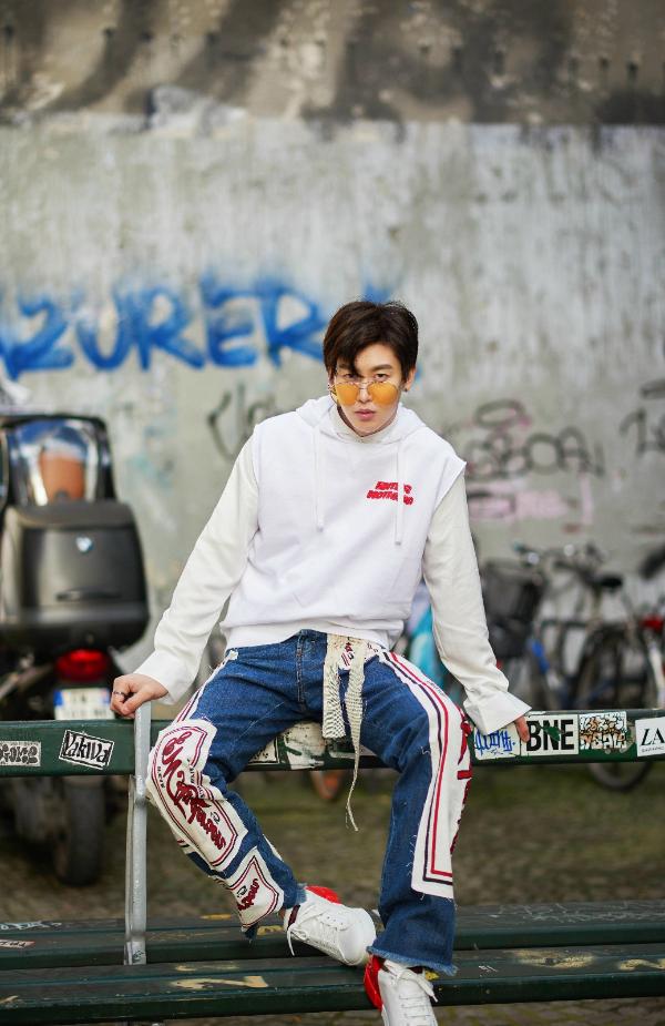 UNIQ周艺轩出席巴黎时装周 阳光下尽展街头潮酷时尚