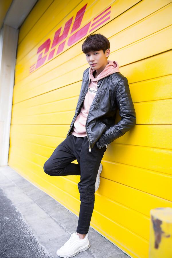 李逸男街拍写真潮力十足&nbsp;玩转混搭尽显时髦本色